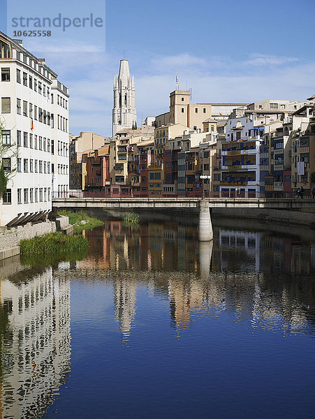 Spanien  Girona  Fluss Onyar mit der Kathedrale Santa Maria de Girona im Hintergrund