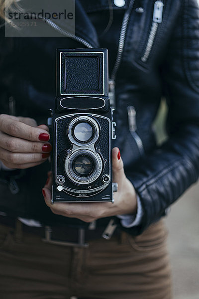 Frau mit Vintage-Kamera  Nahaufnahme