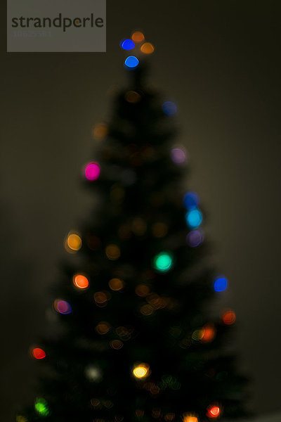 Verschwommener Weihnachtsbaum im Dunkeln