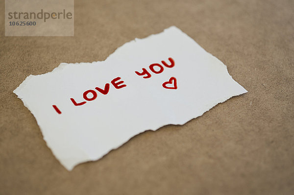 Blatt Papier mit Schriftzug'I Love You'.