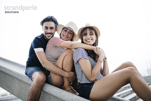 Gruppenbild von drei glücklichen Freunden