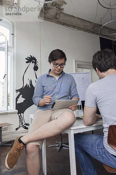 Zwei kreative Geschäftsleute  die in einem modernen Büro arbeiten.