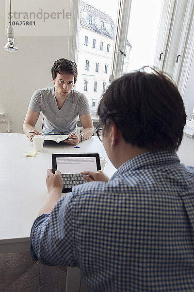 Zwei kreative Geschäftsleute bei einem Treffen in einem modernen Büro