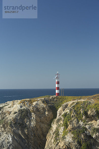 Portugal  Algarve  Porto Covo  Blick auf Navigationslicht auf dem Felsen