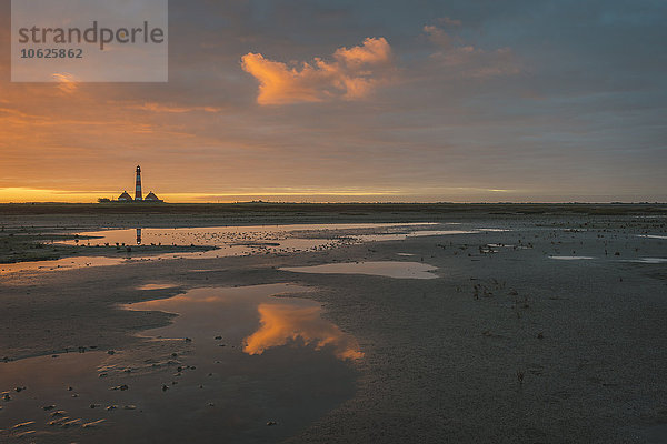 Deutschland  Schleswig-Holstein  Nordseeküste  Blick auf Westerheversand Leuchtturm  Watt bei Sonnenaufgang