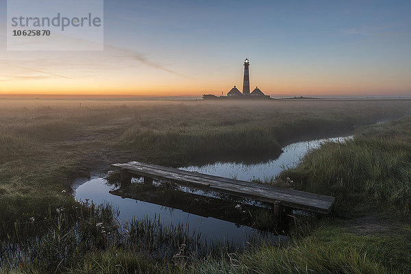 Deutschland  Schleswig-Holstein  Nordfriesland  Blick auf Westerheversand Leuchtturm im Morgenlicht