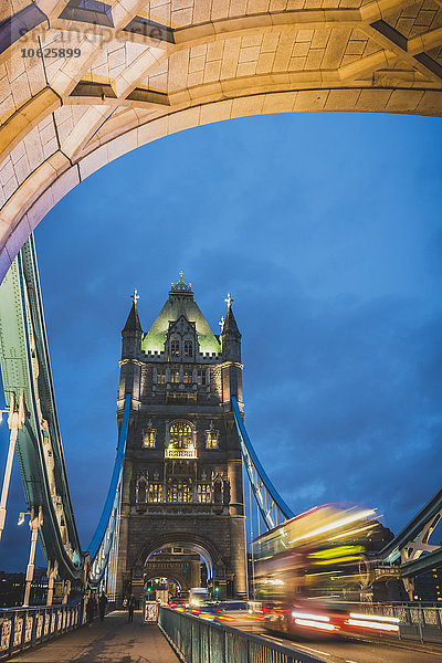 Großbritannien  England  London  Tower Bridge und Verkehr am Abend