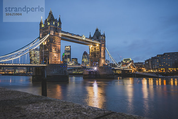 Großbritannien  England  London  Tower Bridge am Abend