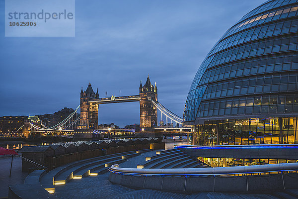 Großbritannien  England  London  Queen's Walk  Rathaus und Tower Bridge am Abend