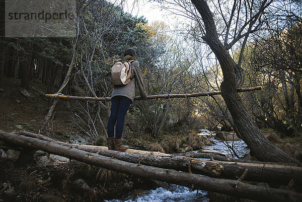 Junge Frau auf Holzbrücke stehend