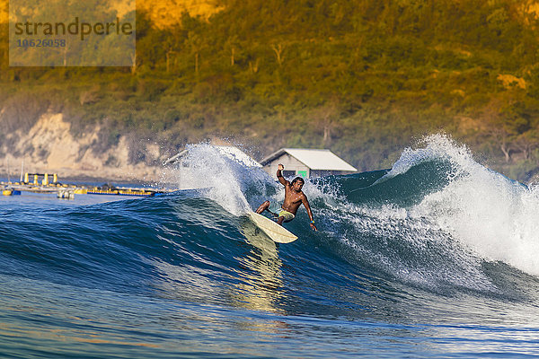 Indonesien  Lombok  Surfer