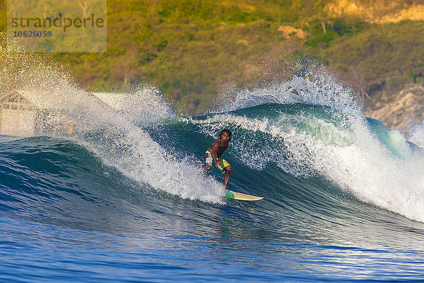 Indonesien  Lombok  Surfer