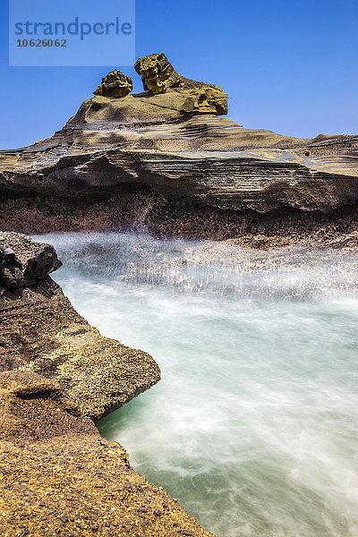 Indonesien  Bali  Felsenküste  Wellen