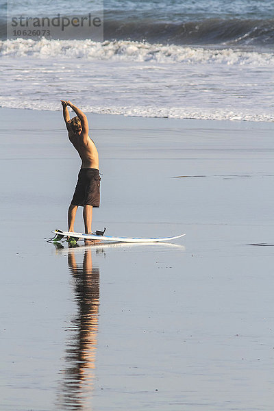 Indonesien  Bali  Surfer auf dem Strand