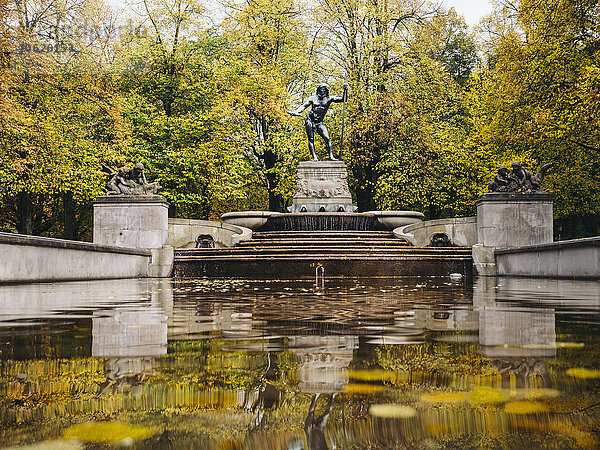 Deutschland  München  Vater-Rhein-Brunnen im Herbst