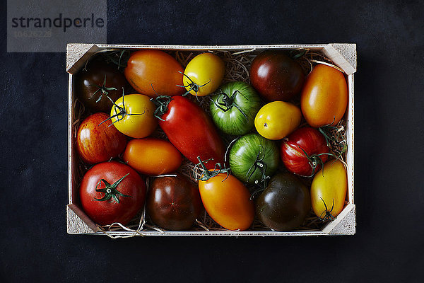 Verschiedene Tomaten in Holzkiste