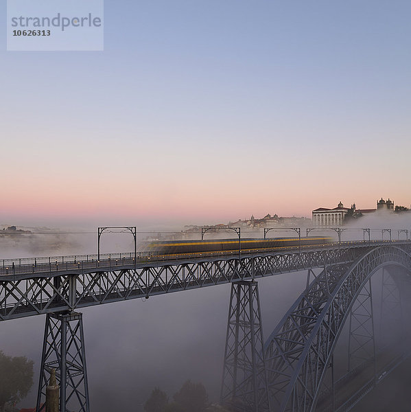 Portugal  Grande Porto  Porto  Luiz I Brücke am Abend
