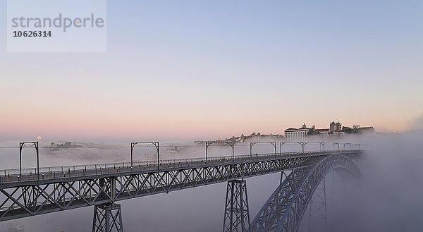 Portugal  Grande Porto  Porto  Luiz I Brücke am Abend  Panorama