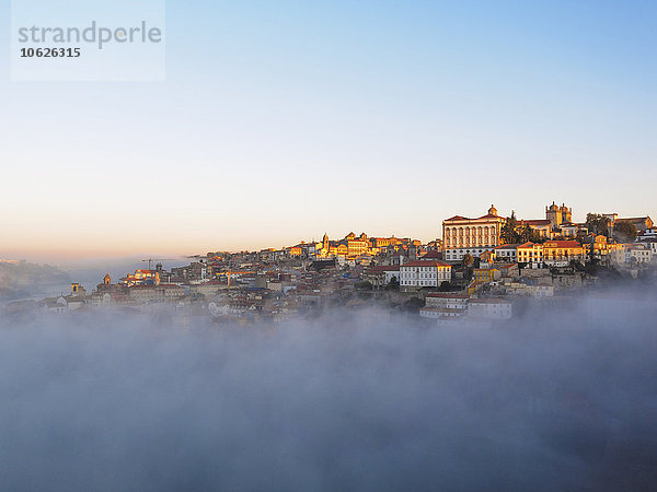 Portugal  Douro  Blick auf Porto im frühen Morgenlicht  Wolken