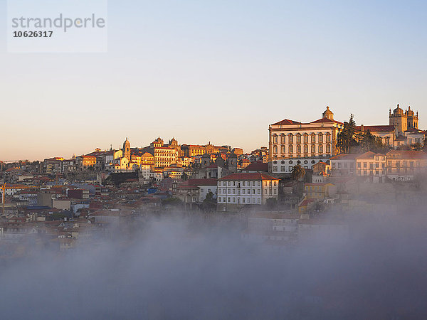 Portugal  Douro  Blick auf Porto im frühen Morgenlicht  Wolken