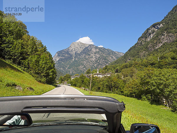 Schweiz  Tessin  Valle Maggia  Cabriolet auf Landstrasse