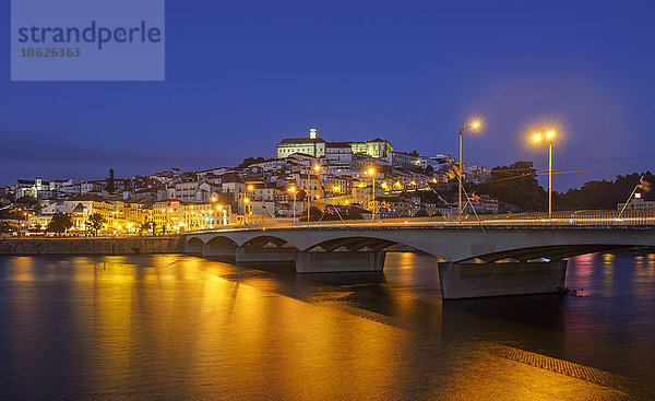 Portugal  Coimbra  historische Altstadt  Mondego Fluss und Brücke Santa Clara am Abend