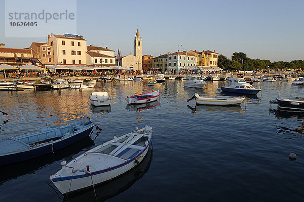 Kroatien  Istrien  Fazana  Hafen am Abend