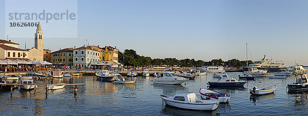 Kroatien  Istrien  Fazana  Hafen am Abend