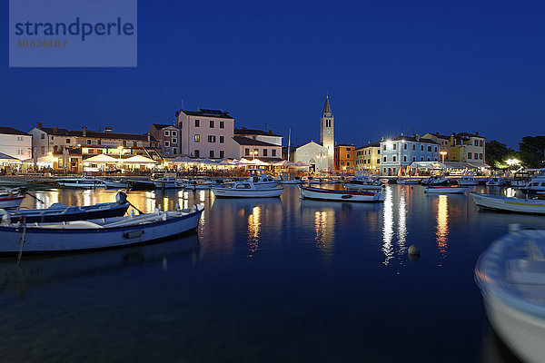 Kroatien  Istrien  Fazana  Hafen bei Nacht