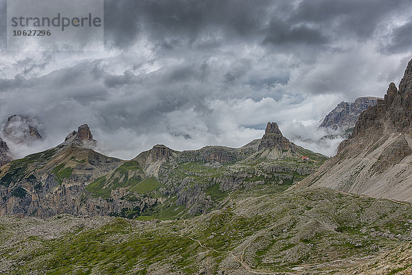 Italien  Südtirol  Dolomiten  Blick auf den Turm von Toblin und das Paternkofelgebirge am bewölkten Sommertag