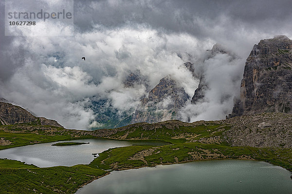 Italien  Südtirol  Dolomiten  Blick auf Piani-Seen und Paternkofelgebirge an einem bewölkten Tag