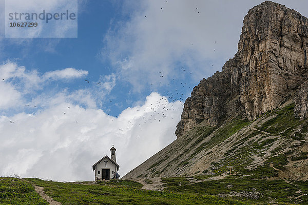 Italien  Südtirol  Dolomiten  Blick auf Kapelle und Turm von Toblin