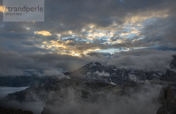 Italien  Südtirol  Dolomiten  Blick auf die Cadini di Misurina Berge bei Sonnenaufgang an einem bewölkten Tag
