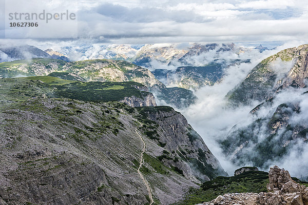 Italien  Südtirol  Dolomiten  Blick auf ein Tal an einem bewölkten Tag