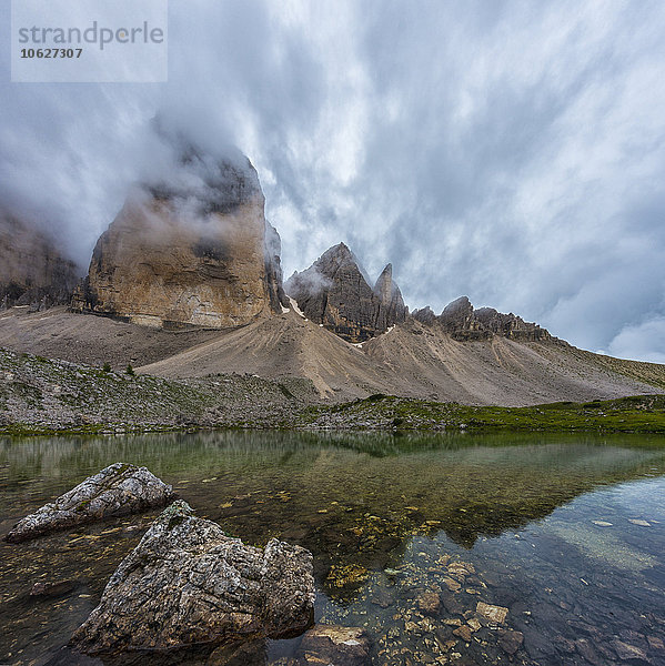 Italien  Südtirol  Dolomiten  Blick auf Tre Cime di Lavaredo mit Bergsee im Vordergrund