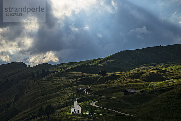 Italien  Südtirol  Kleine Kirche am Grödner Pass an einem stürmischen Tag
