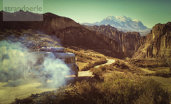 Bolivien  Altiplano  Cordillera Real  Bus im Gebirge Cordillera Real