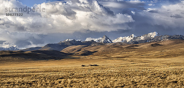 Bolivien  La Paz  Altiplano  kleine Häusergruppe im bolivianischen Plateau mit Cordillera Real Bergen im Hintergrund