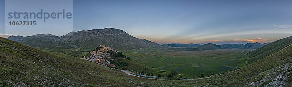 Italien  Umbrien  der Nationalpark Monti SIbillini  die kleine Stadt Castelluccio di Norcia und der Berg Vettore bei Sonnenuntergang