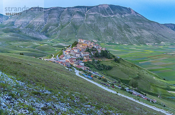 Italien  Umbrien  der Nationalpark Monti SIbillini  die kleine Stadt Castelluccio di Norcia und der Berg Vettore bei Sonnenuntergang