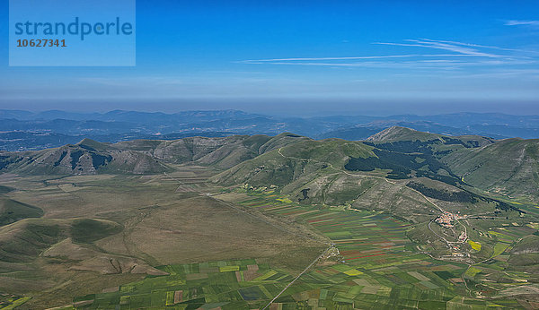 Italien  Umbrien  Monti Sibillini NP  Luftaufnahme des Piano Grande Plateaus und der Kleinstadt Castelluccio