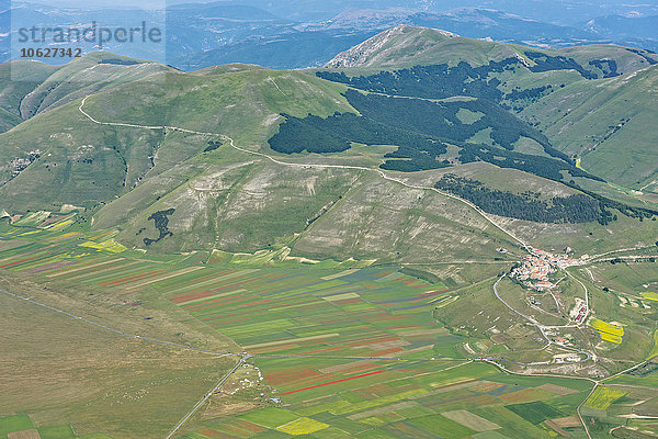 Italien  Umbrien  Nationalpark Monti Sibillini  Luftaufnahme des Piano Grande Plateaus und der Kleinstadt Castelluccio di Norcia