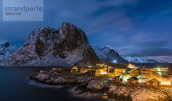 Norwegen  Lofoten  Fischerhütten in Hamnoy bei Nacht
