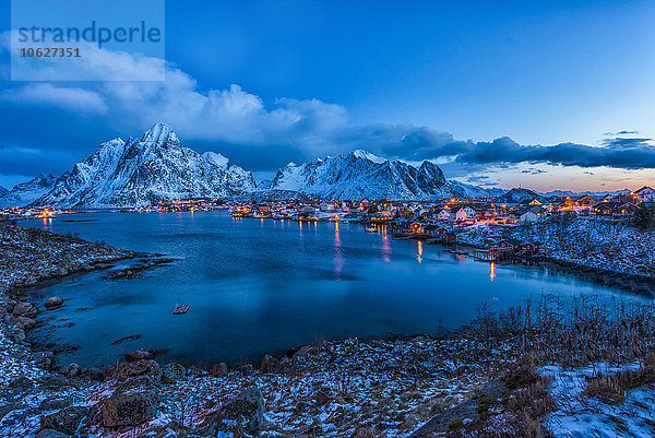 Norwegen  Lofoten  Stadt Reine zur blauen Stunde