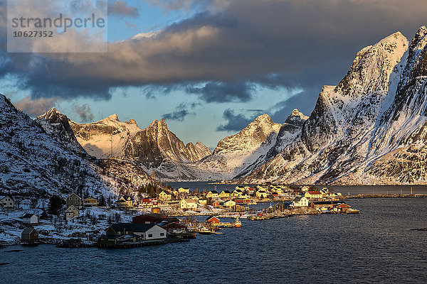 Norwegen  Lofoten  Stadt Reine bei Sonnenaufgang