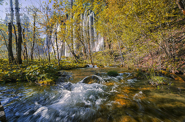 Kroatien  Nationalpark Plitvicer Seen  Wasserfall und See