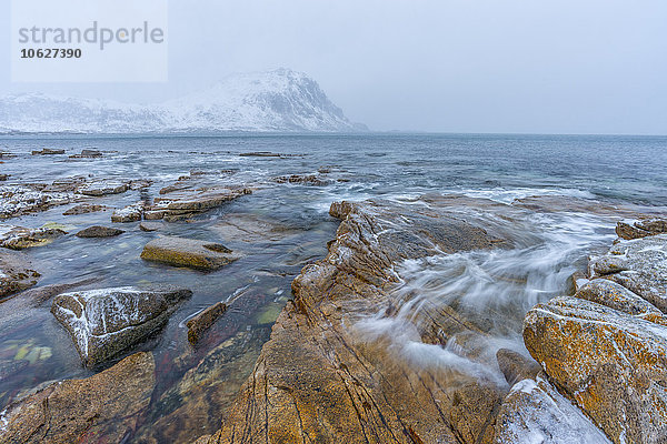 Norwegen  Lofoten  Hauckland Beach im Winter