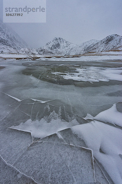 Norwegen  Lofoten  zugefrorener See im Winter
