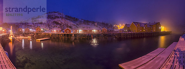 Norwegen  Lofoten  Nusfjord  Marina bei Nacht