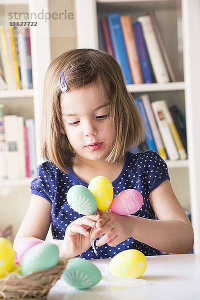 Porträt des kleinen Mädchens beim Spielen mit Ostereiern
